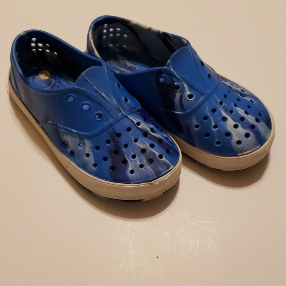 Toddler boys blue and white shoes